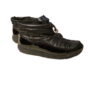 Sporto cold women’s short black rain/ snow fur lined booties. Runs small size 8